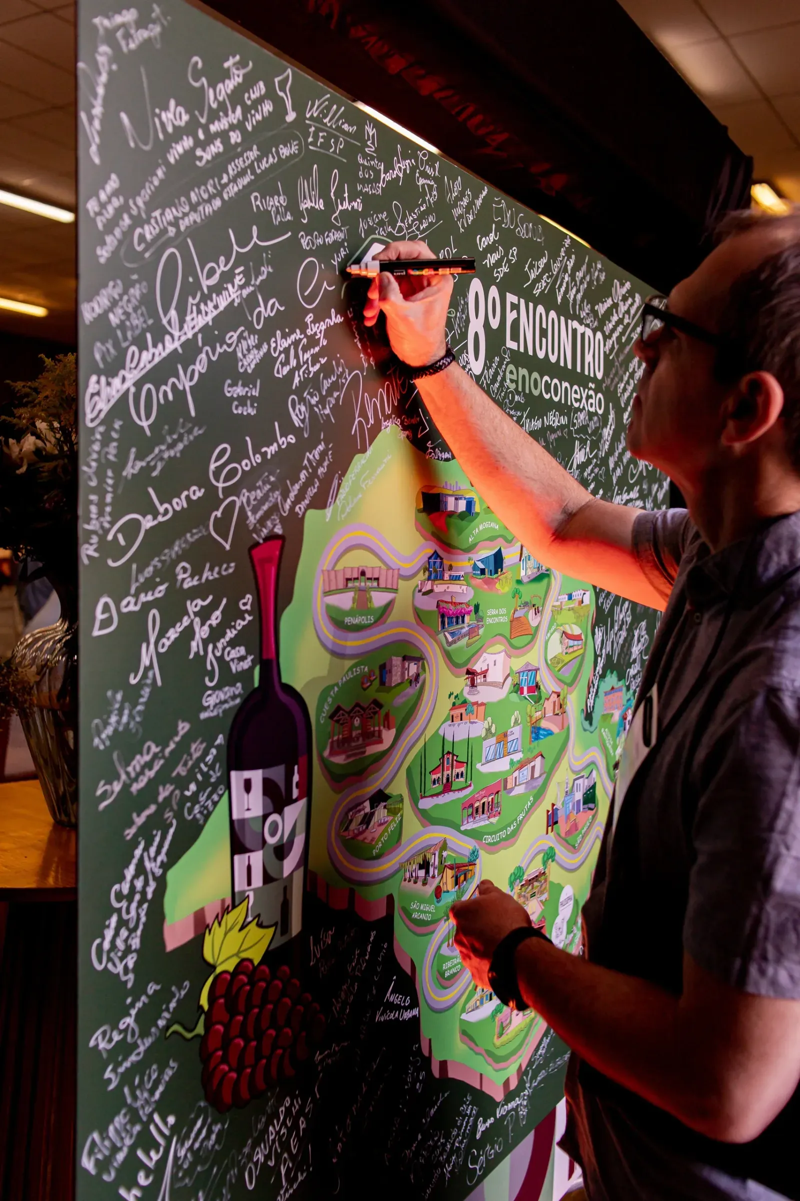 Painel com vínicolas no mapa de São Paulo