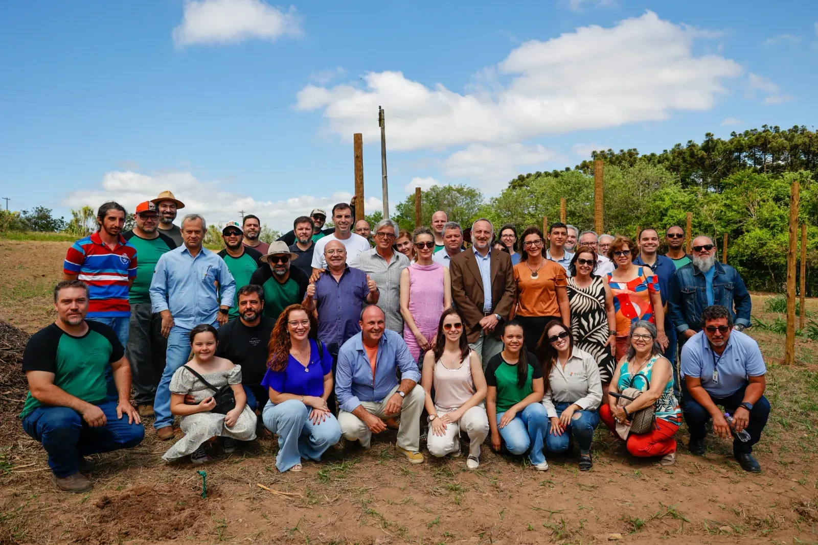 Assessoria participa do plantio de uva italiana
